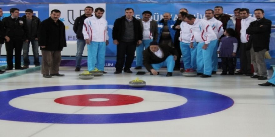 Erzurum'da hastalar curling oynadı