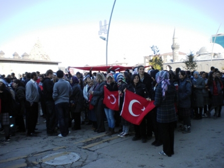 Onbinler meydana sığmadı 10