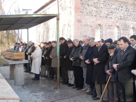 Erkal, Babasını toprağa verdi! 2