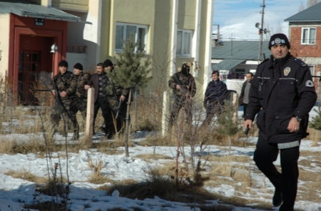 İki polis bıçaklı saldırıya uğradı! 4