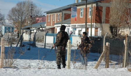 İki polis bıçaklı saldırıya uğradı! 5