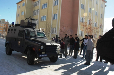 İki polis bıçaklı saldırıya uğradı! 6