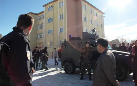 İki polis bıçaklı saldırıya uğradı! 7