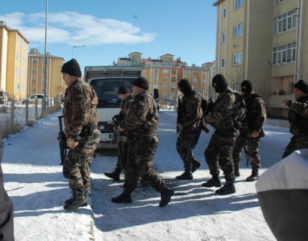 İki polis bıçaklı saldırıya uğradı! 8