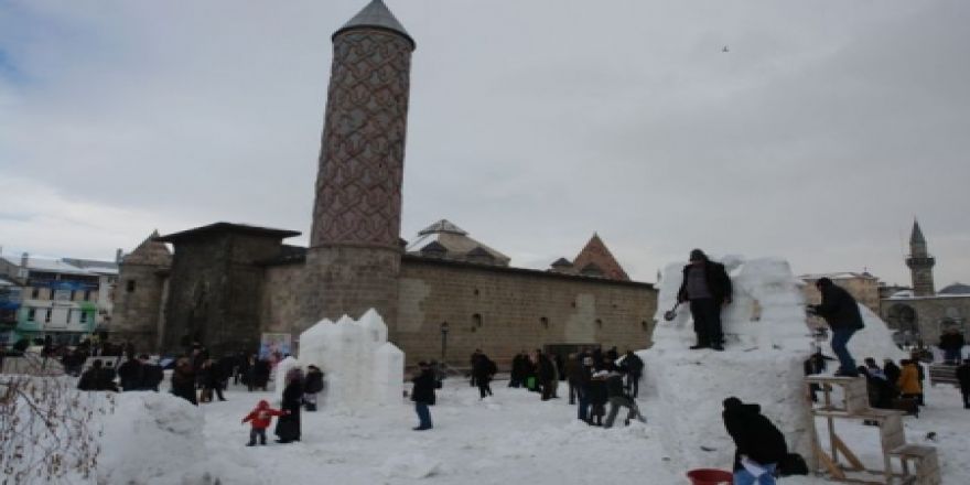 Erzurum'a geniş meydanlar gerekli