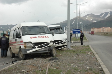 Öğrenci servisi ile ambulans çarpıştı 1