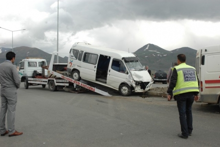 Öğrenci servisi ile ambulans çarpıştı 2