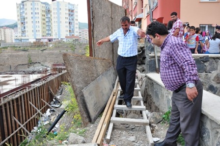 Mahalle Sakinleri Yol Kapattı! 1