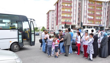 Mahalle Sakinleri Yol Kapattı! 3