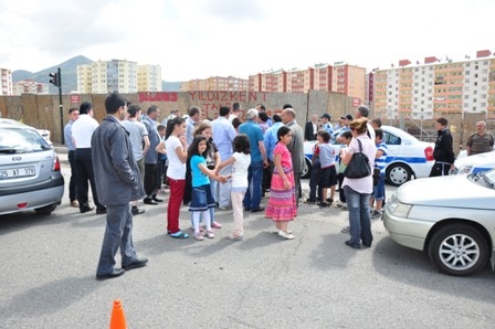 Mahalle Sakinleri Yol Kapattı! 4