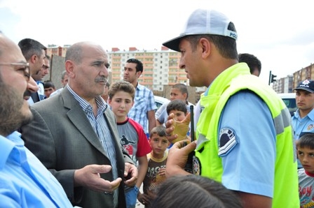 Mahalle Sakinleri Yol Kapattı! 5