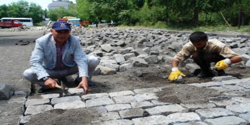 Taşlar yeniden döşeniyor!