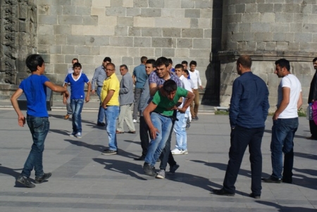 Alkol alıp, bir birlerini dövdüler! 1