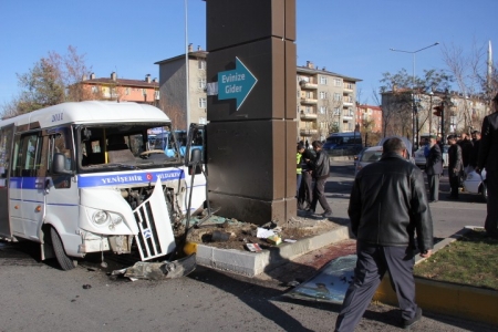 Yine minibüs: 8 yaralı! 3