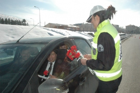 Tarfik Polisleri karanfil dağıttı! 2