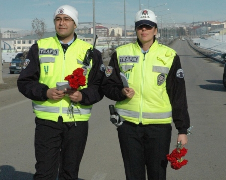 Tarfik Polisleri karanfil dağıttı! 3