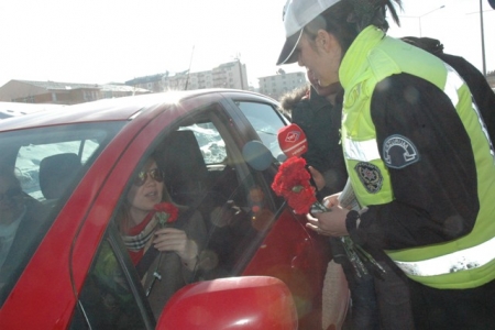 Tarfik Polisleri karanfil dağıttı! 4