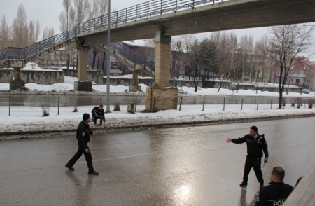 Kendini üst geçitten attı 3