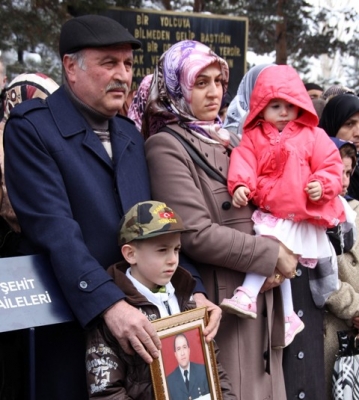 Azra'dan şehit babasına ziyaret 4