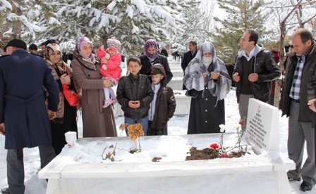 Azra'dan şehit babasına ziyaret 7