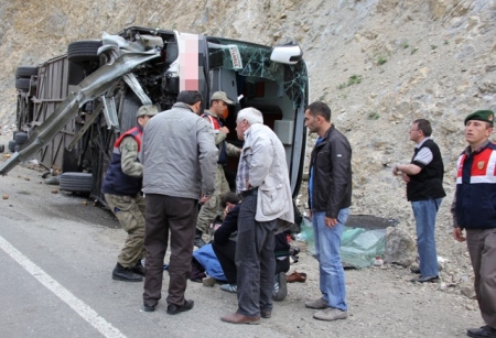 Tortum'da yolcu otobüsü uçtu! 2