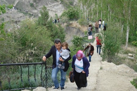 Tortum Şelalesi'ne ziyaretçi akını 9