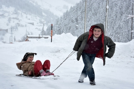 Rize-Erzurum karayolu çocuklara kaldı 7