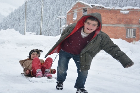 Rize-Erzurum karayolu çocuklara kaldı 8