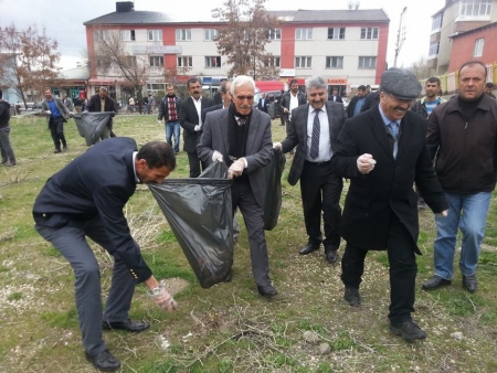 Başkanın ilk işi çöp toplamak oldu! 4