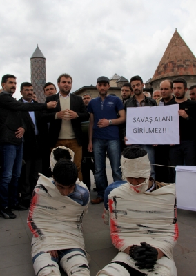 Katliamları tiyatro ile protesto ettiler 3