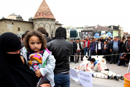 Katliamları tiyatro ile protesto ettiler 6