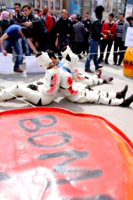 Katliamları tiyatro ile protesto ettiler 7