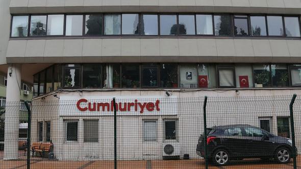 Cumhuriyet Gazetesi önünde silah sesleri