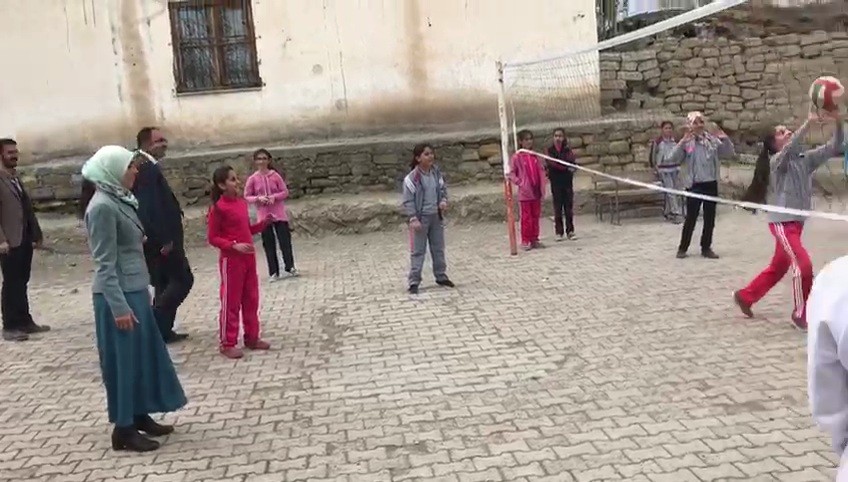 Taşkesenlioğlu çocuklarla voleybol oynadı