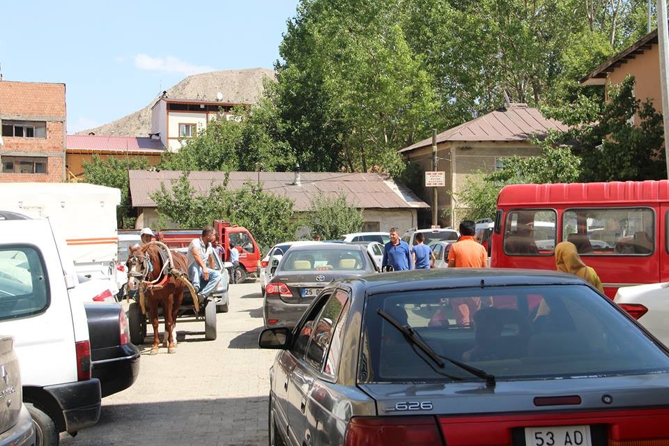 Bayram öncesi Oltu’da trafik yoğunluğu