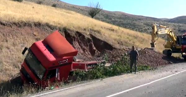 Erzurum Taşıdığı Kepçeyle Tır'ı Yanmaktan Kurtardı