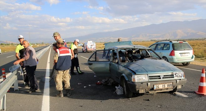 Trafik Kazası: 3 Yaralı