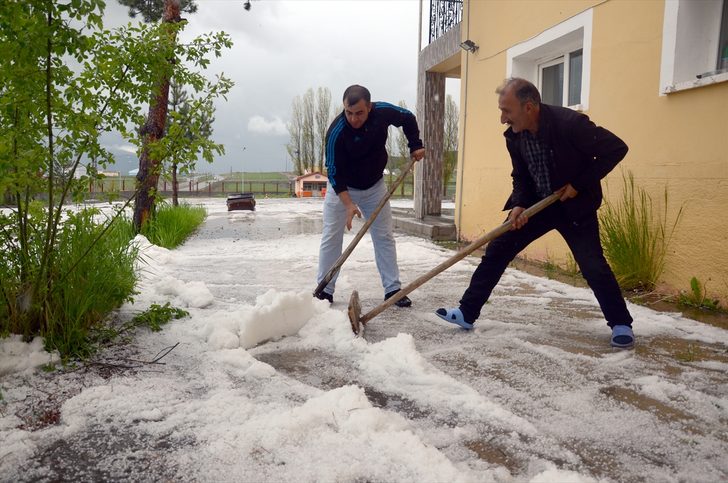 20 dakikada beyaza bürüdü