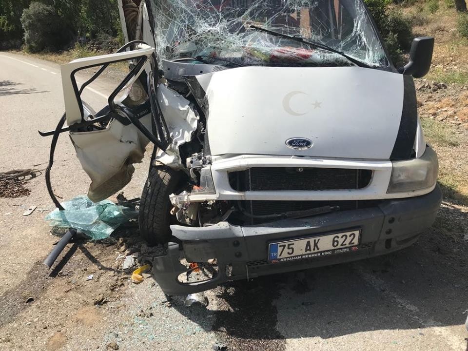 Oltu’da trafik kazası: 2 yaralı