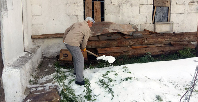 1,5 saatlik dolu yağışı Ardahan'ı beyaza bürüdü