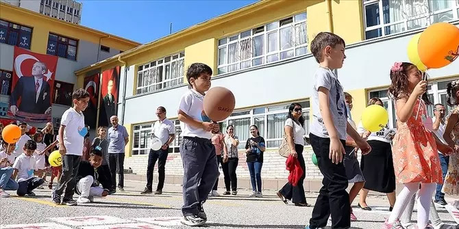 Uyum programı! 2 Eylül geldi çattı, bugün onlar okullu oldu...