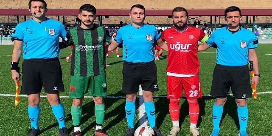 Tortumspor Teknik direktörü Gümüşenek hakeme taktı