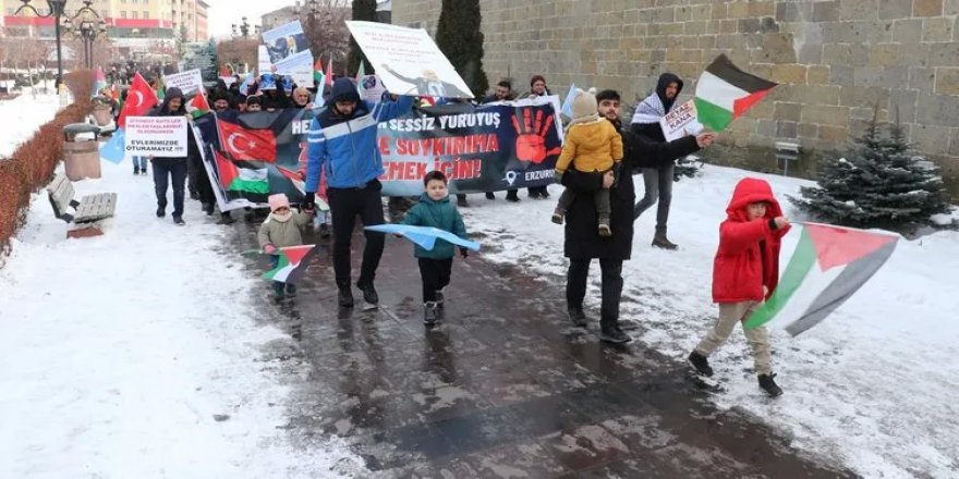 Erzurum'da sağlık çalışanları soğuk havaya rağmen Gazze için yürüdü