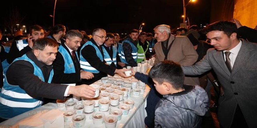 Bakan Işıkhan'dan Erzurum'da 'İftara 5 Kala' ikramı