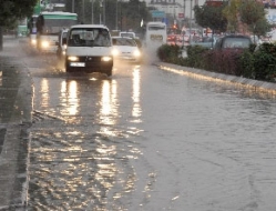 Oltu karayolu sel nedeniyle trafiğe kapandı!