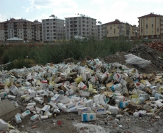 Tıbbi atıklar çocuklar için tehlike oluşturuyor