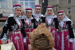 Şenkaya'da tatlı festival