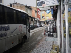 Pasinler yağan doluyla beyaza büründü