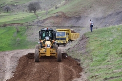 Bozulan köy yolları onarılıyor