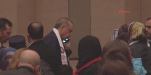 Telefon geldi, Erdoğan salondan çıktı